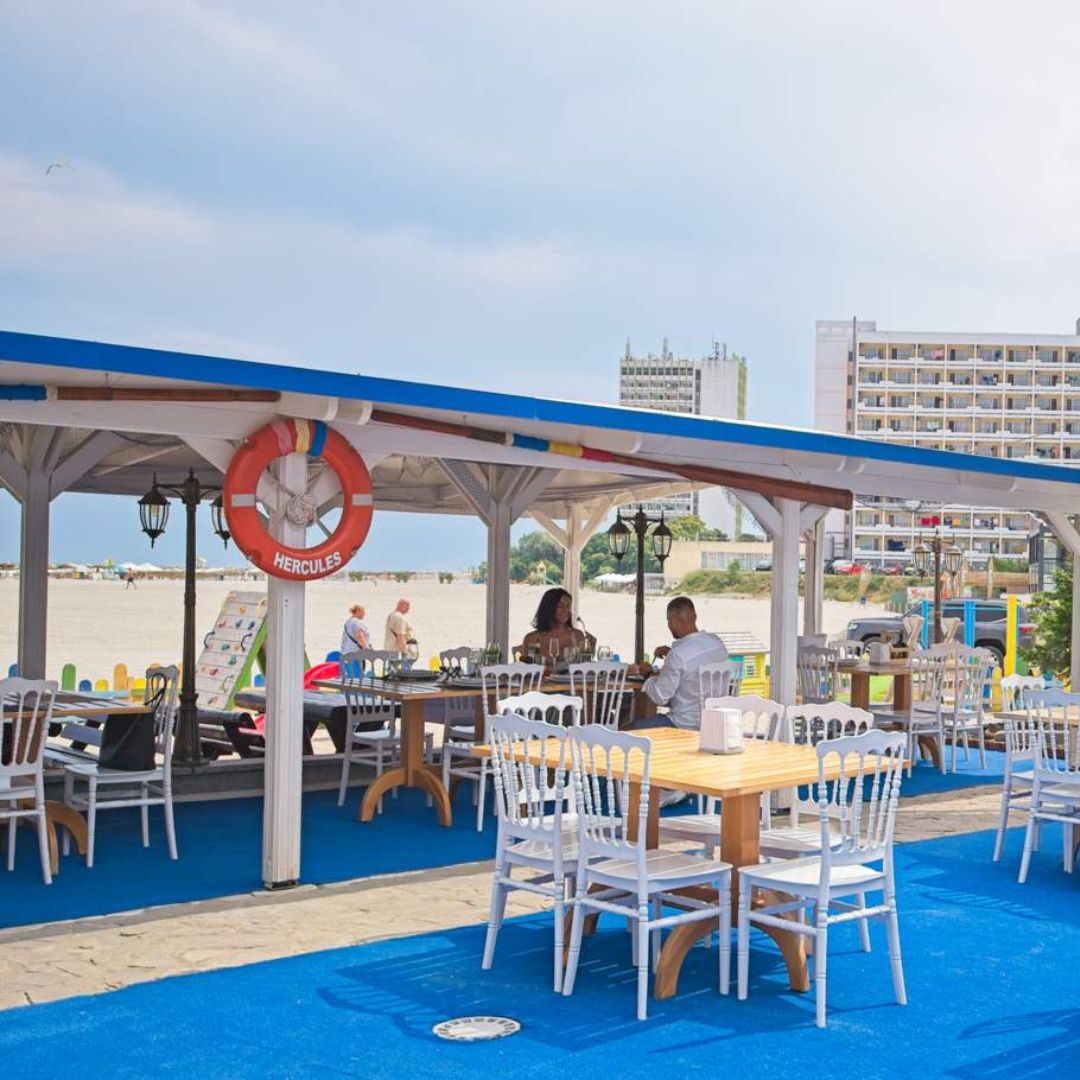 Restaurantul Hercules cu Plaja Jupiter în fundal