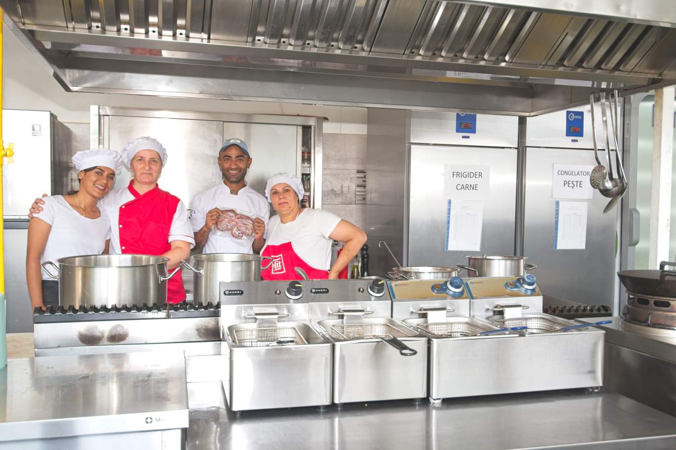 Echipa de bucătari în bucătăria profesională a restaurantului Hotel Hercules