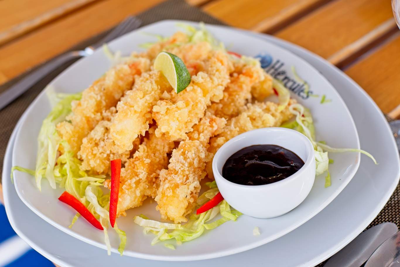 Platou cu creveți tempura crocanti, aranjați elegant cu sos barbeque și garnitură de legume