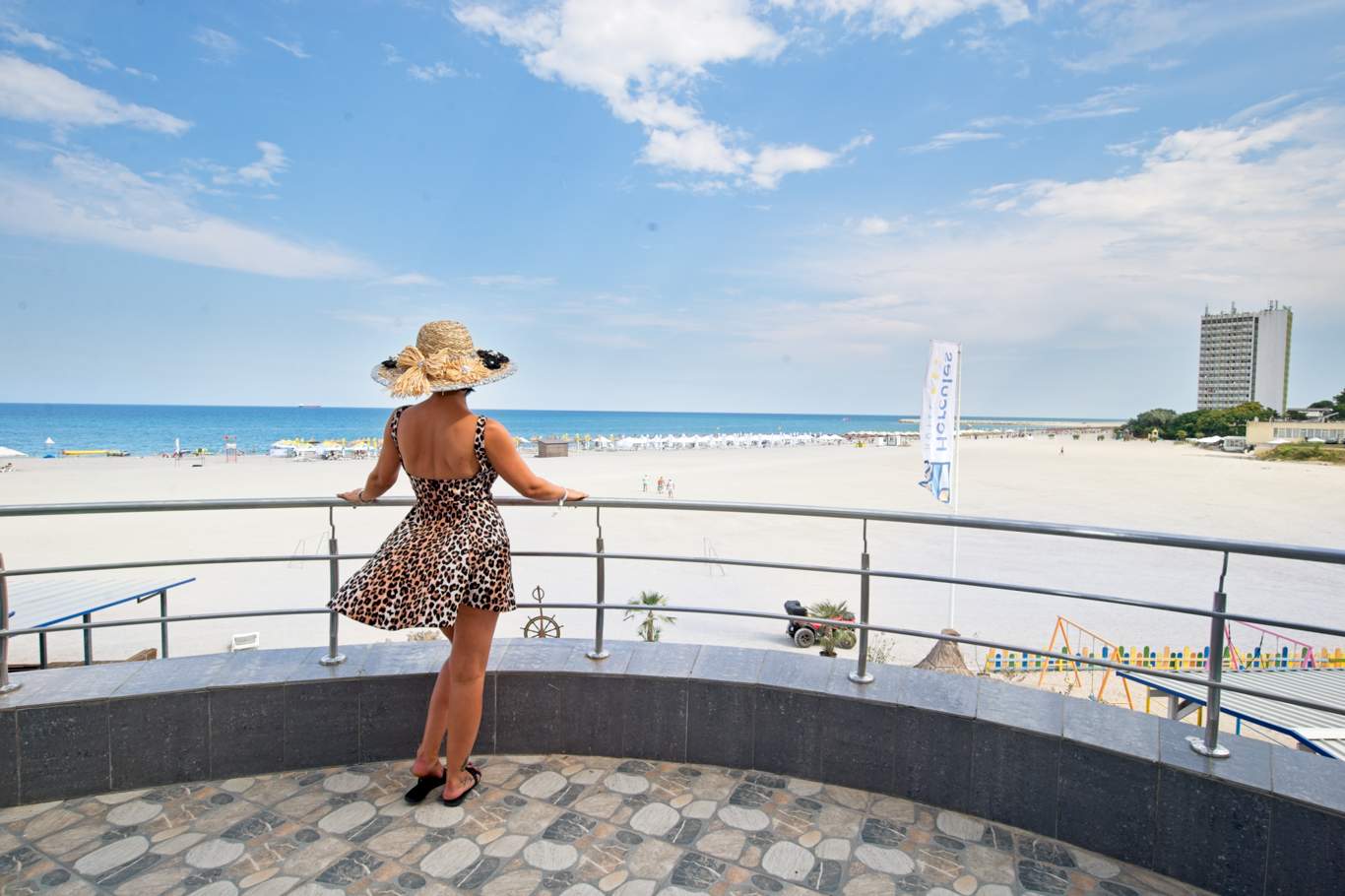 Turist pe promenada Hotelului Hercules cu vedere panoramică la Marea Neagră