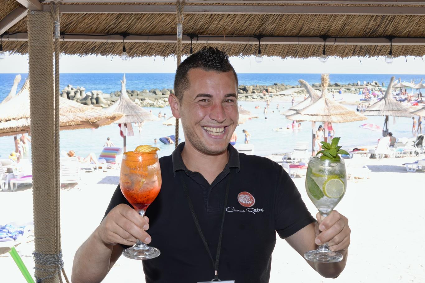 Barman pregătind băuturi la barul restaurantului Hotel Hercules