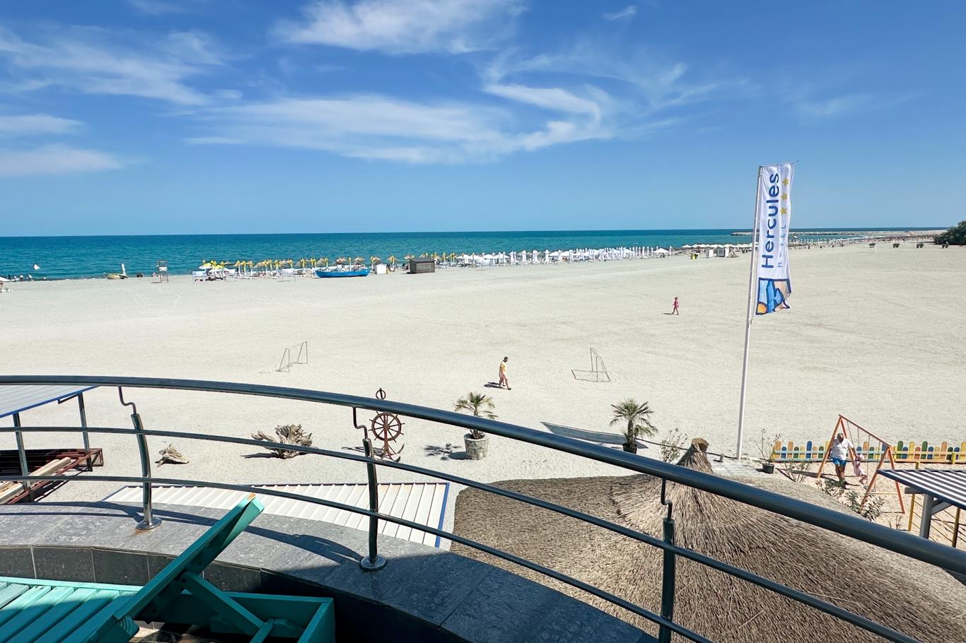 Vedere panoramică la Marea Neagră de pe terasa Hotel Hercules cu plajă și cer albastru