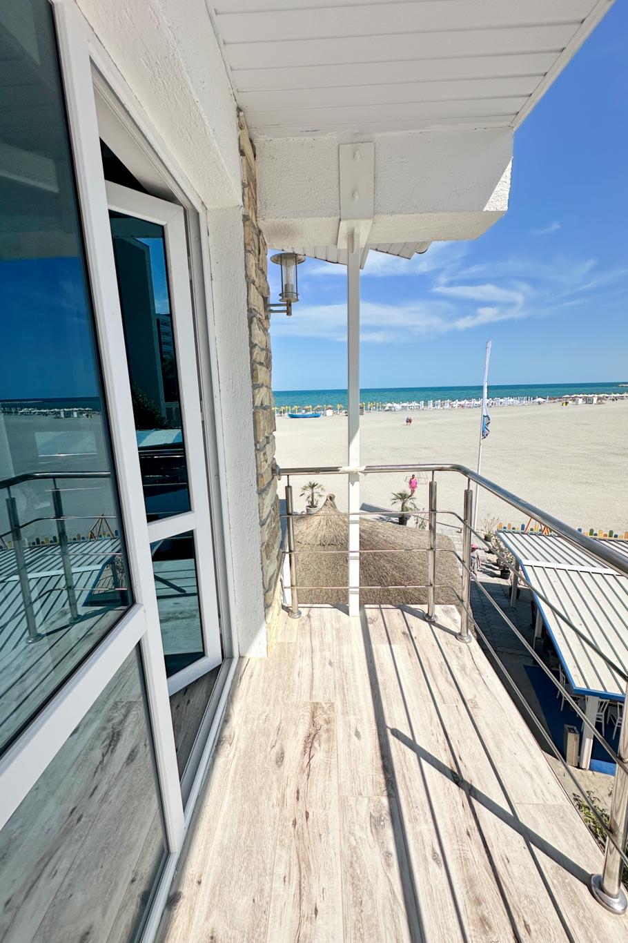 Balcon Hotel Hercules cu podea din lemn și vedere directă spre Marea Neagră pe timp de zi